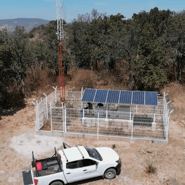 Celdas solares en una radiobase de telecomunicaciones en León