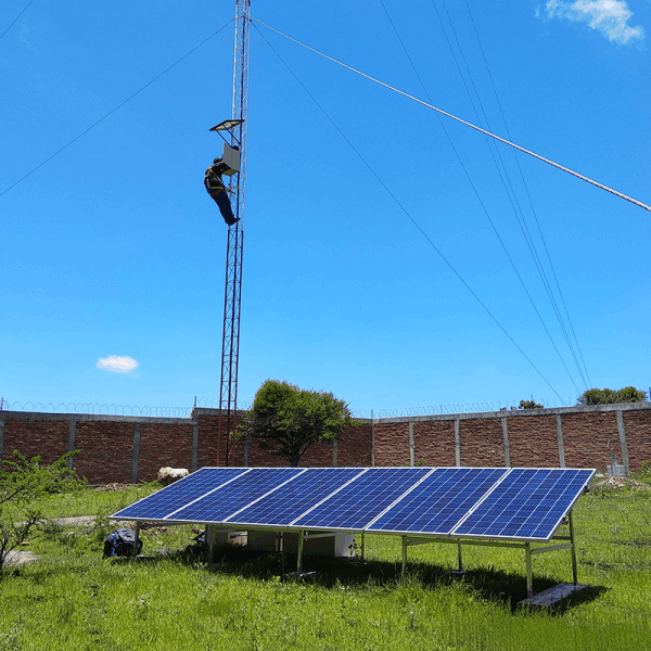 Sistema fotovoltaico en una radiobase de telecomunicaciones en León