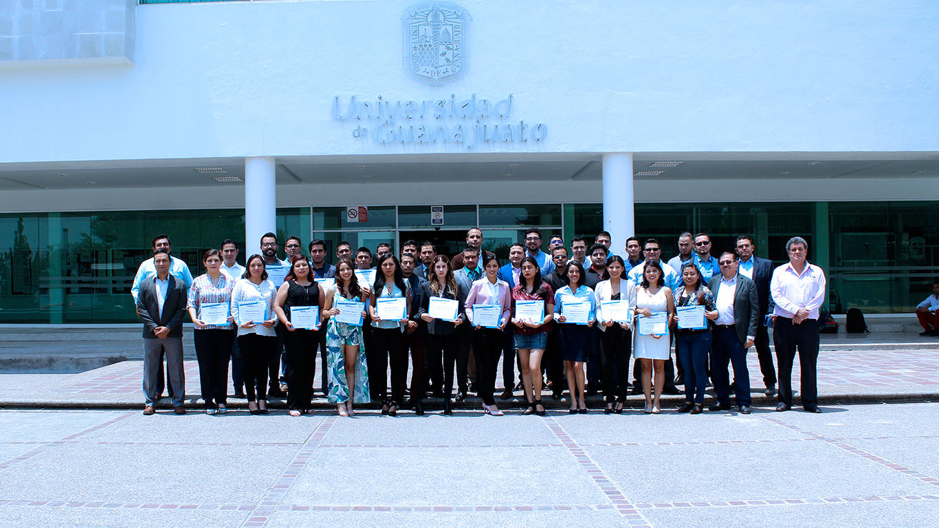 Generación del Diplomado en Energías Renovables con sus constancias frente a la Universidad de Guanajuato