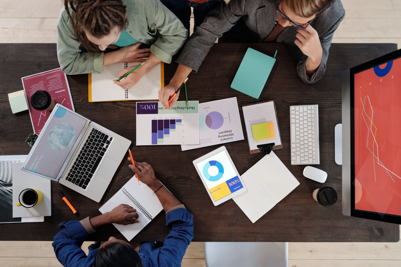 Persona estudiando en un espacio de trabajo